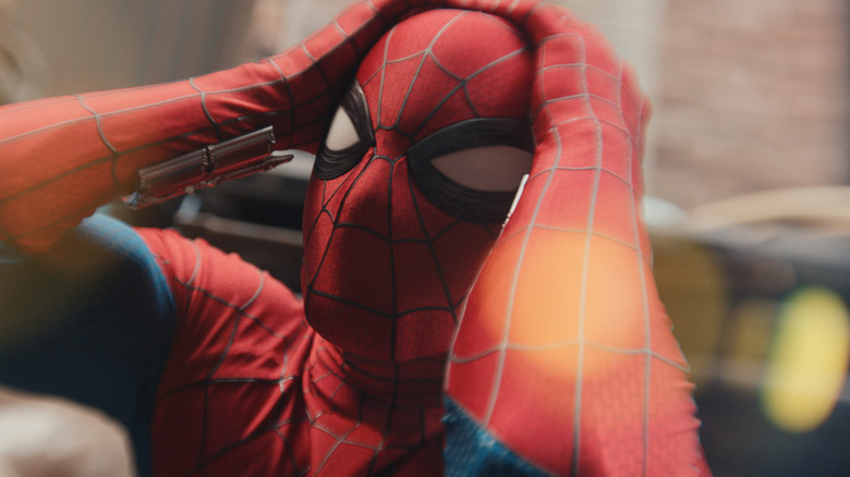Spider-Man se tenant la tête dans Spider-Man : Brand New Day