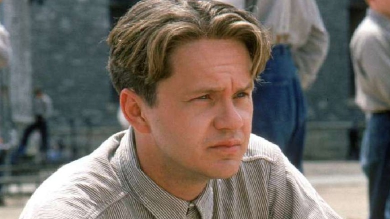 Andy Dufresne s'agenouille dans la cour