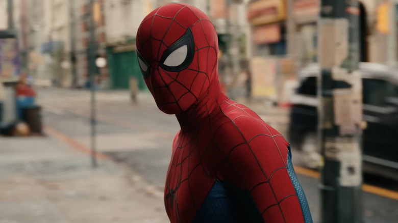 Spider-Man debout sur un trottoir à New York dans Spider-Man : Brand New Day (2026)