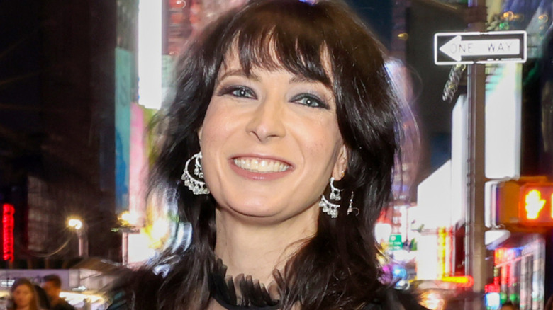 Diablo Cody tenant un prix et souriant