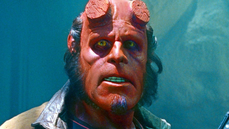 Hellboy regarde vers l'avant quelque chose dans