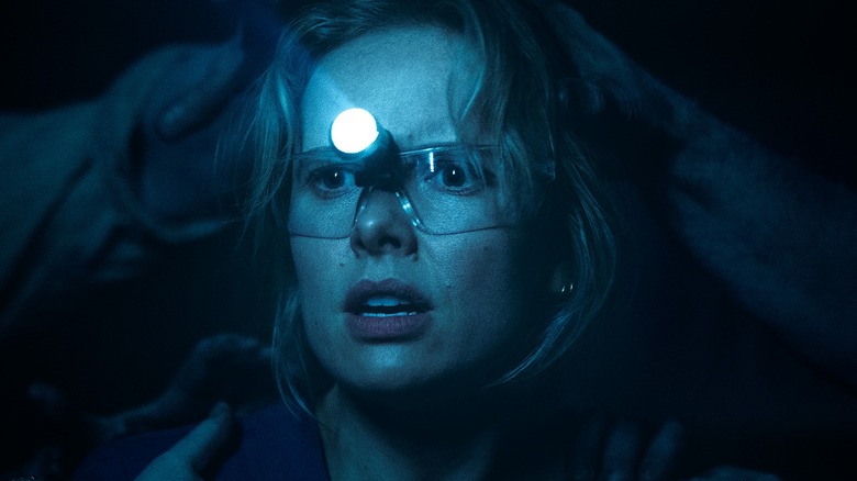 Des mains effrayantes tendant la main vers Gemma dans Insidious : Out of the Further