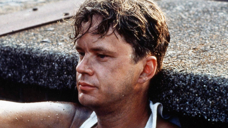 Andy Dufresne est assis contre un mur sur le toit