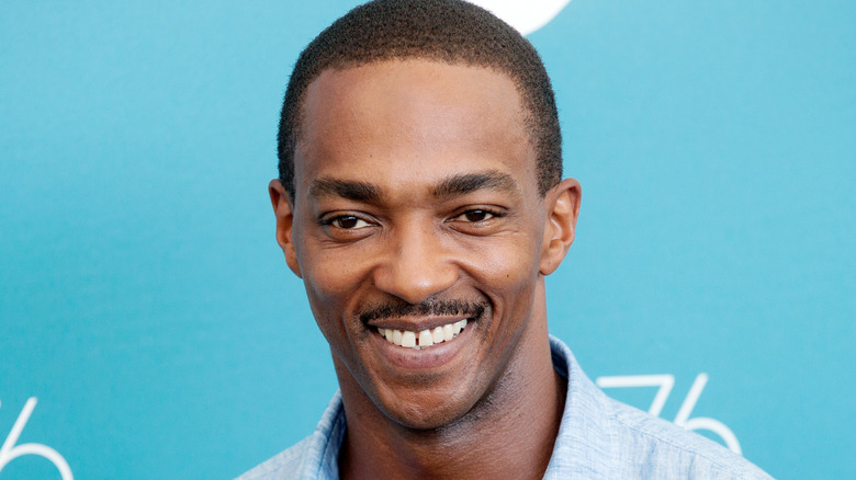 Anthony Mackie à l'événement souriant