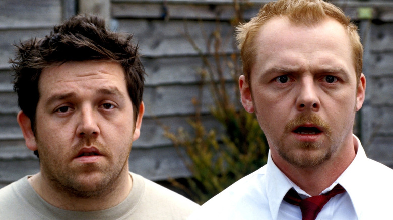 Shaun et Ed regardent avec horreur la cour.