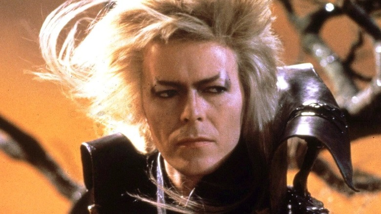 Jareth avec ses cheveux volant autour de sa tête