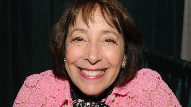 Didi Conn à une table d'autographes