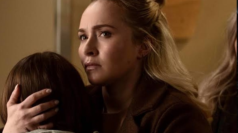 Sarah tient son enfant dans Sleepwalker