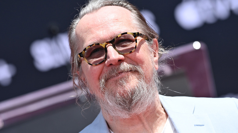 Gary Oldman souriant lors de la cérémonie de sa main et de son empreinte en 2025