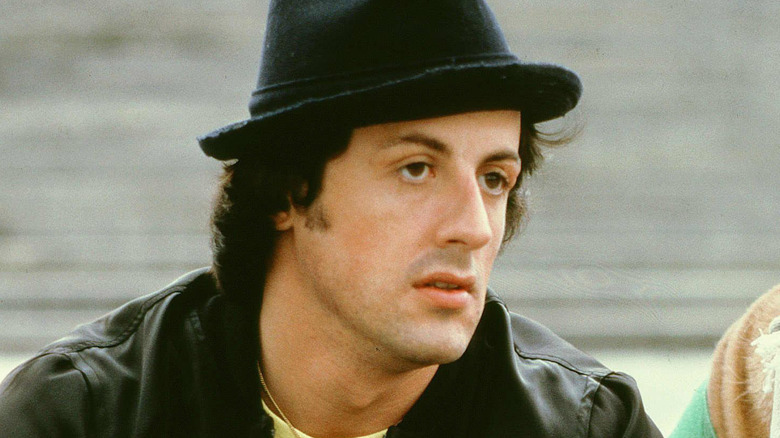 Rocky Balboa portant un chapeau noir