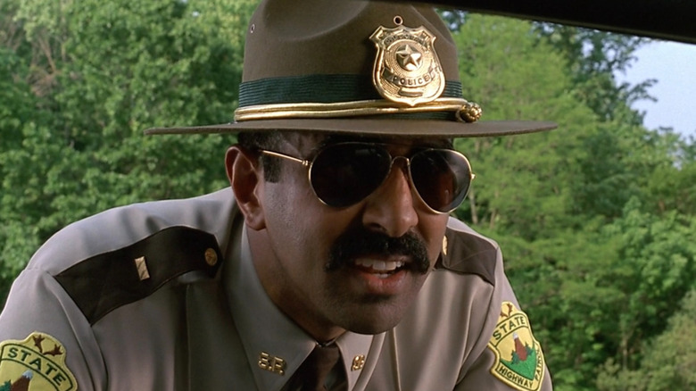 Le lieutenant Thorny parle à travers la vitre de la voiture de quelqu'un dans Super Troopers