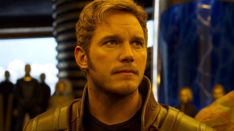 Peter Quill levant les yeux dans Les Gardiens de la Galaxie Vol. 2 (2017)