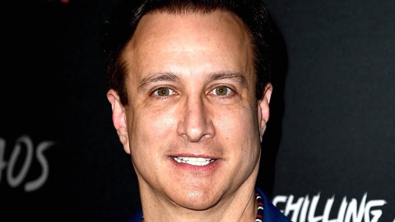 Bronson Pinchot souriant à l'événement