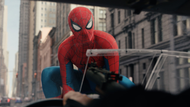 Spider-Man regardant à travers le pare-brise d'une voiture dans Spider-Man : Brand New Day