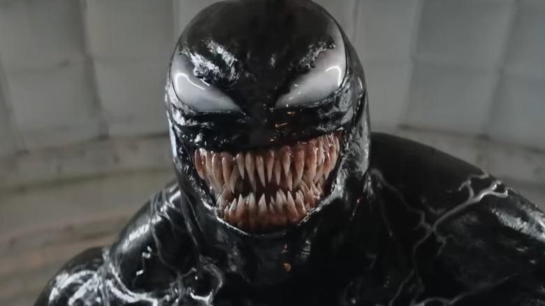 Venom souriant à un groupe d'agents de l'Imperium