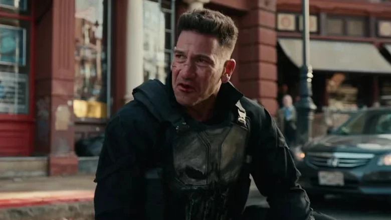 Frank Castle renfrogné dans une rue de New York dans Spider-Man : Brand New Day (2026)