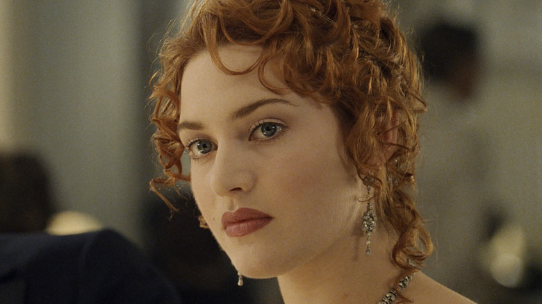 Rose avec une expression sévère