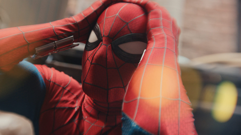 Spider-Man se tenant la tête dans Spider-Man : Brand New Day