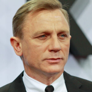 Skyfall était presque le premier film à présenter deux James Bonds