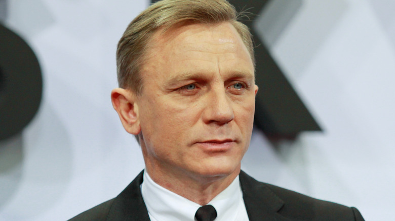 Daniel Craig regarde droit devant lui