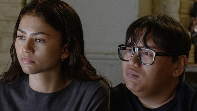 Ned et MJ assis sur un canapé dans leur appartement à
