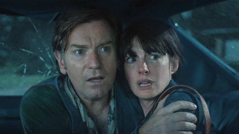 Greg et Audrey se tiennent dans la voiture dans The End of Oak Street