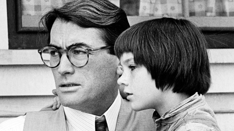 Atticus et Scout Finch devant une maison à