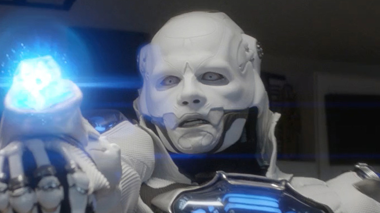 Anthony Carrigan dans le rôle de Dennis Caleb McCoy, le robot tueur du futur dans Bill & Ted Face the Music