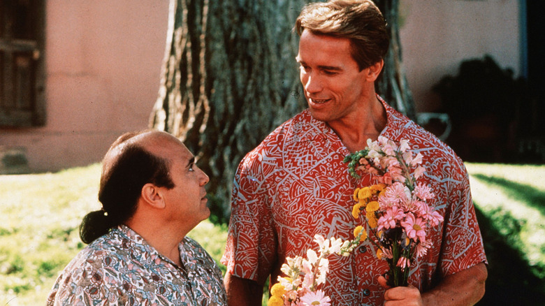 Vincent et Julius tenant des fleurs devant un arbre 