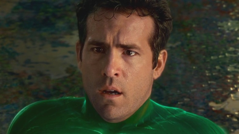 Hal Jordan a l'air troublé en costume