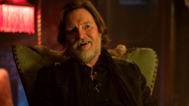Donal Logue avec des dents de vampire