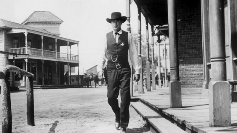 Marshall Will Kane se promenant dans la ville dans High Noon (1952)