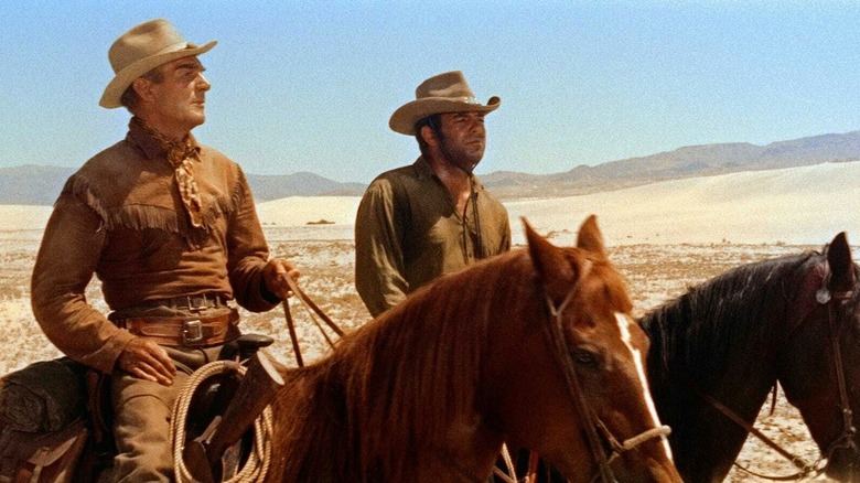 Ben Brigade s'arrête pour regarder la route à parcourir dans Ride Lonesome (1959)