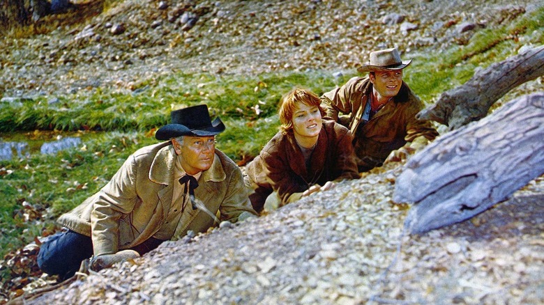 Les trois protagonistes de Ride the High Country scrutant leurs adversaires de loin (1962)