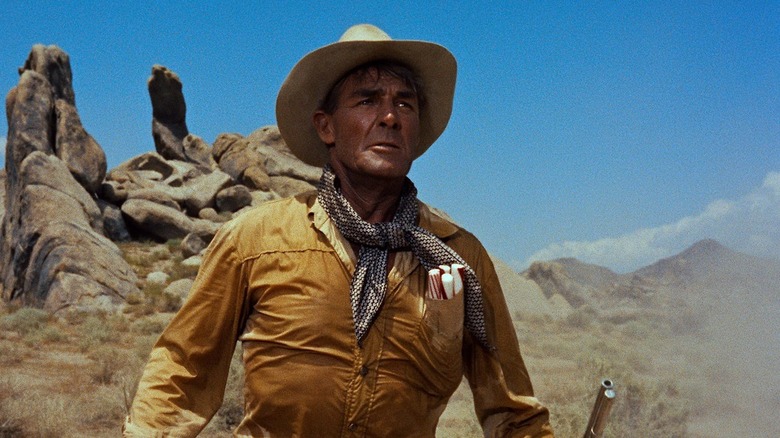 Pat Brennan repère quelque chose d'inquiétant à l'horizon dans The Tall T (1957)