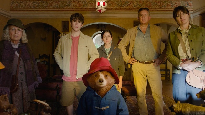 Mme Bird Jonathan Judy Henry et Mary semblent confuses derrière un Paddington choqué à Paddington au Pérou