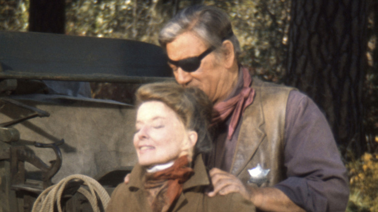 Eula Bonne nuit et Rooster Cogburn dans Rooster Cogburn