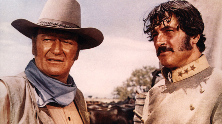 Les colonels John Henry Thomas et James Langdon ont l'air pensifs dans The Undefeated