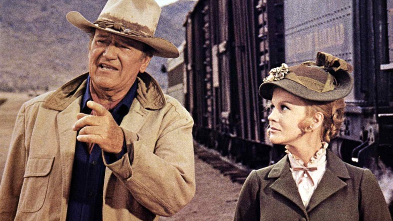 Lane et Mme Lowe sur un quai de train dans The Train Robbers