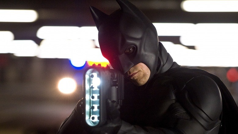 Batman tient une arme