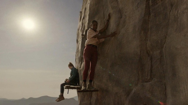 Jax assis avec Luce marchant sur les poutres de support dans Fall 2 : Deadpoint