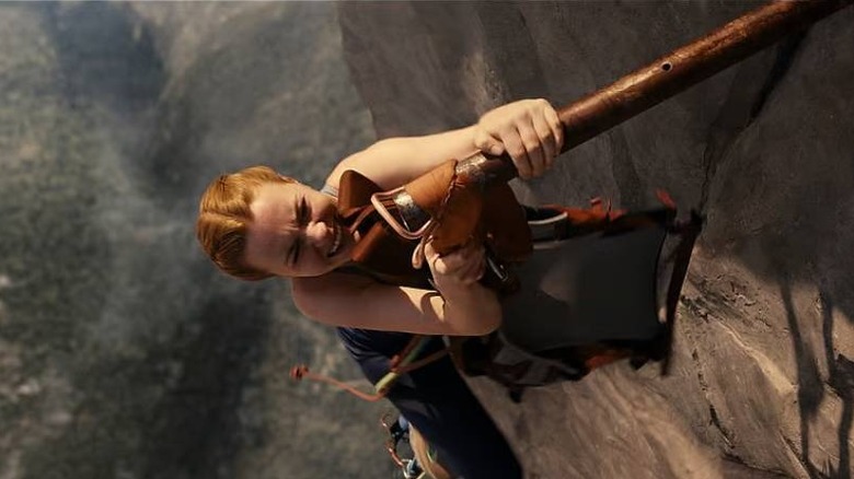 Jax tirant un sac à dos d'un poteau dans Fall 2 : Deadpoint