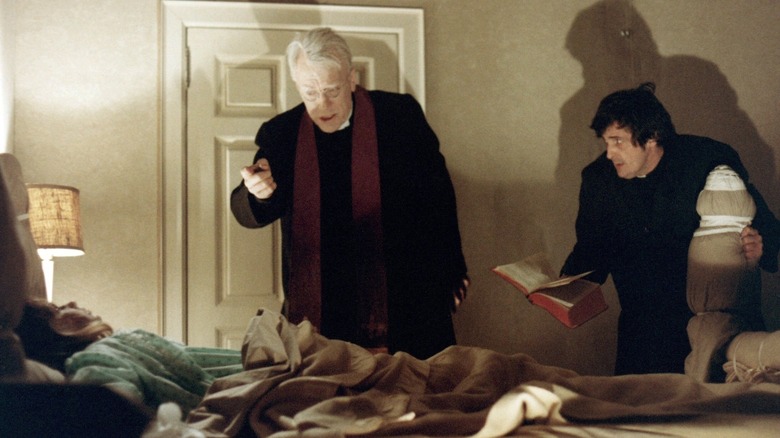 Le père Merrin et le père Karras exécutent un exorcisme sur Regan en 