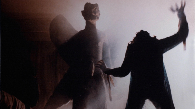 Regan s'approche du démon Pazuzu derrière elle. 