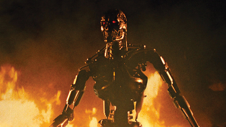 L'endosquelette robotique du Terminator traversant le feu dans The Terminator (1984)