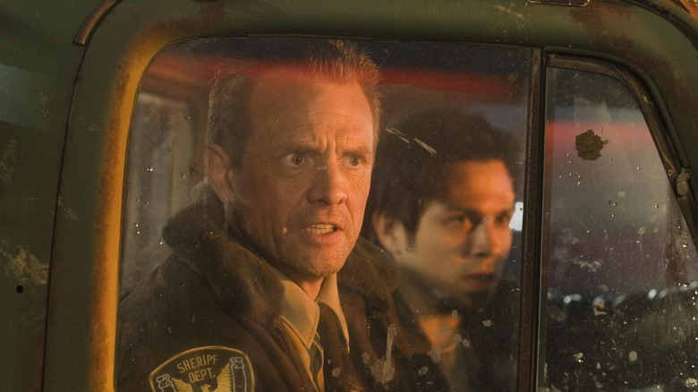 Le shérif Hague grogne dans la cabine d'un camion dans Planet Terror (2007)