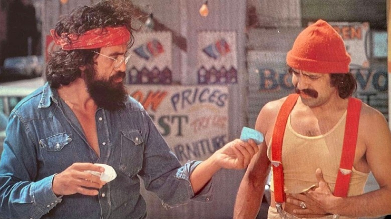 Chong donne des papiers à Cheech