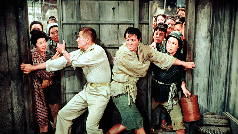Sakini aidant à garder les portes fermées dans Le salon de thé de la lune d'août (1956)
