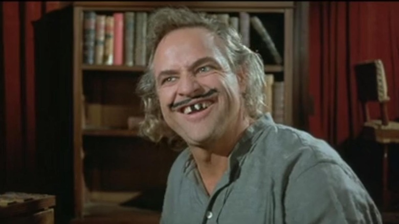 Peter Quint agissant de manière farfelue dans The Nightcomers (1971)