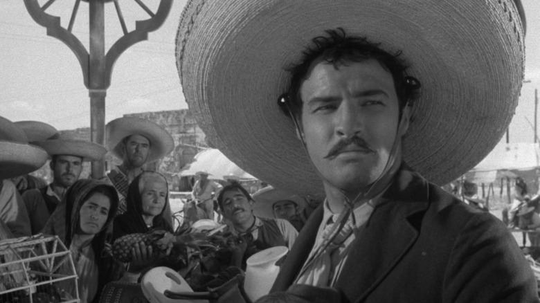 Emiliano Zapata debout devant une foule à Viva Zapata !